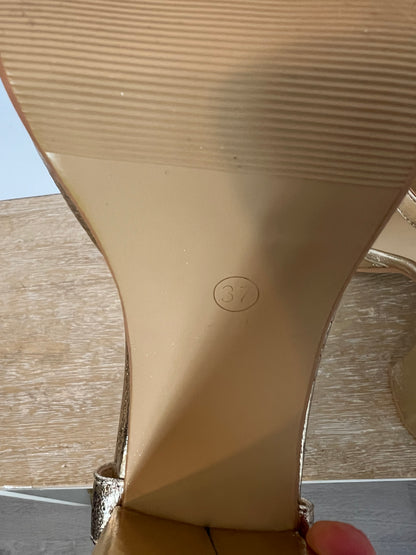 OTHERS. Gold sandals, heel size 37