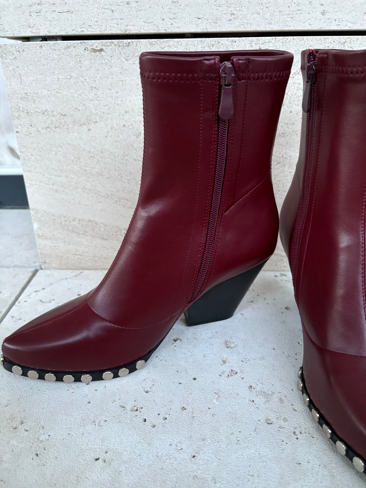 NOA HARMON. Botines burdeos tachuelas