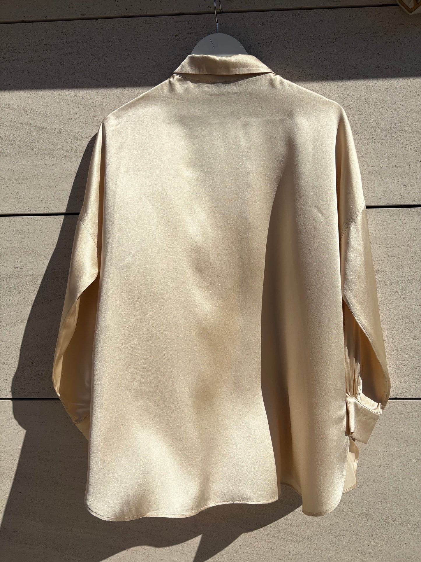 UMO. Blusa beige seda fluida T.38