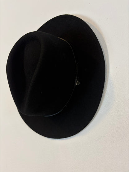 BRIXTON. Sombrero negro lana