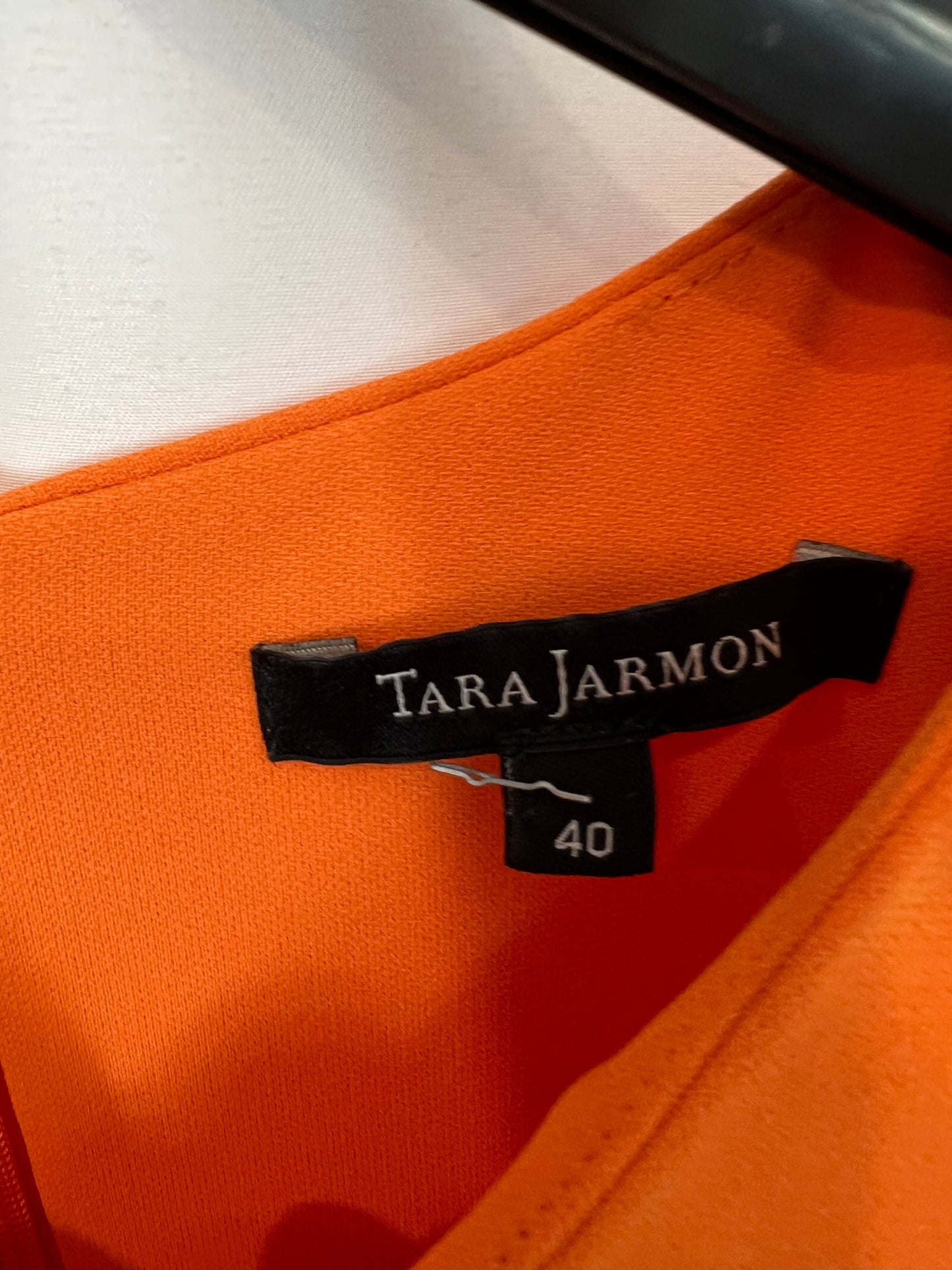 TARA JARMON. Top naranja asimétrico T.40