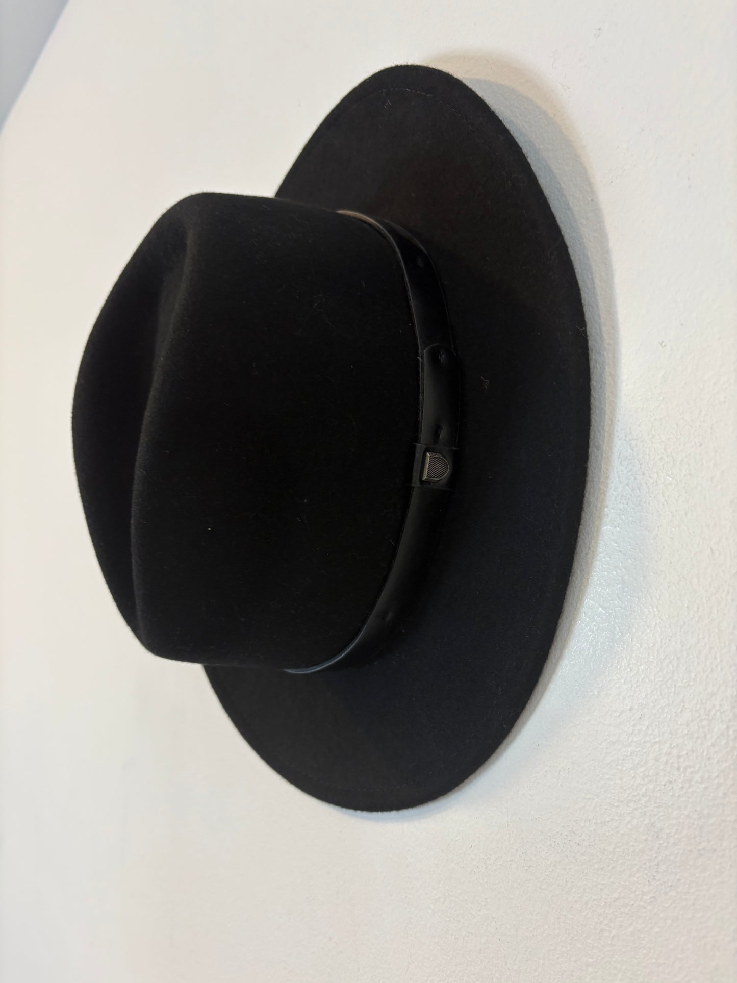 BRIXTON. Sombrero negro lana