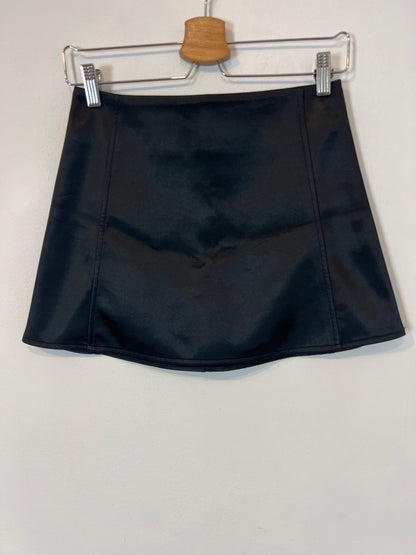 ZARA. Falda negra satinada T.s