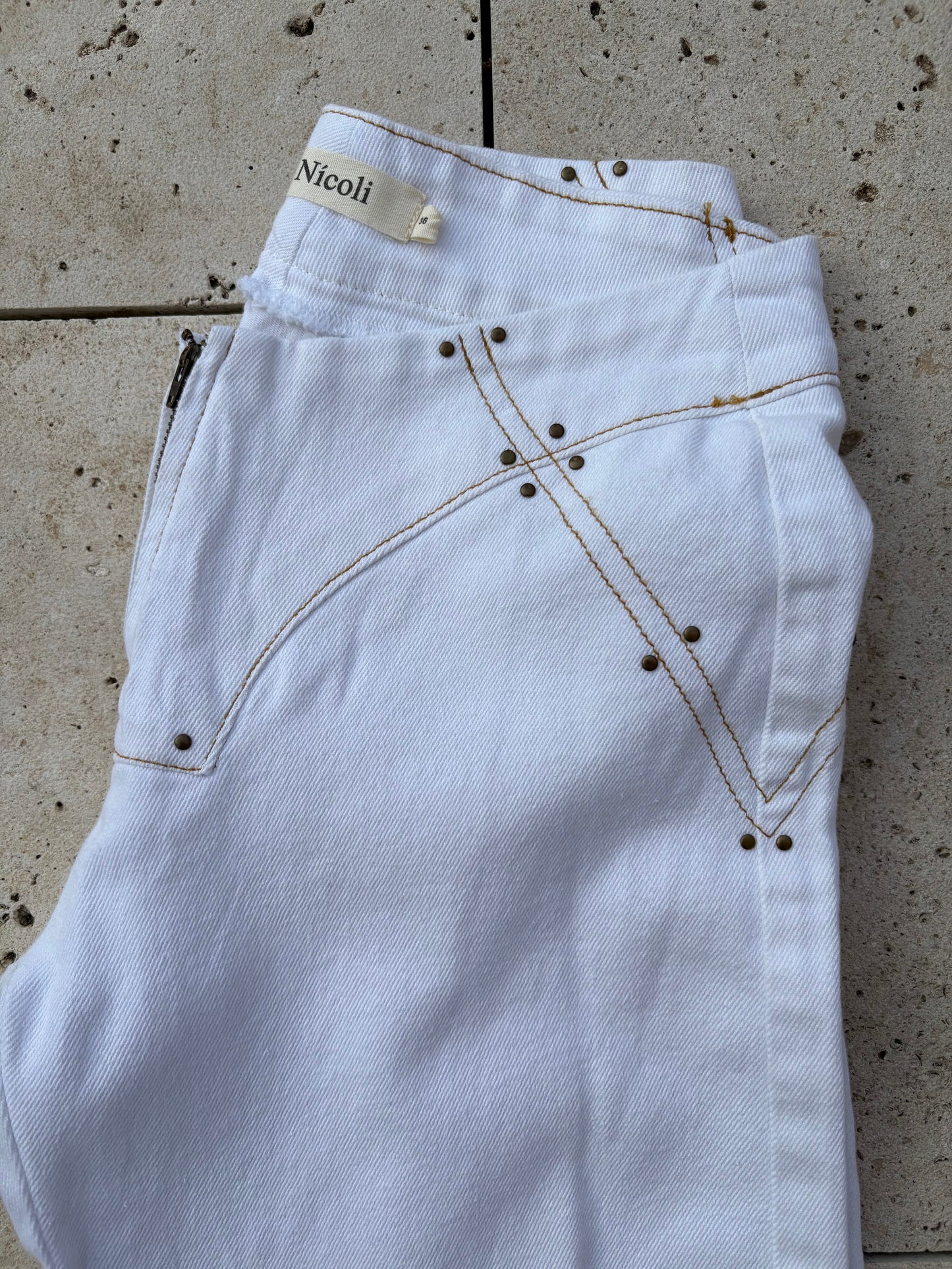 NÍCOLI. Denim blanco detalle costuras