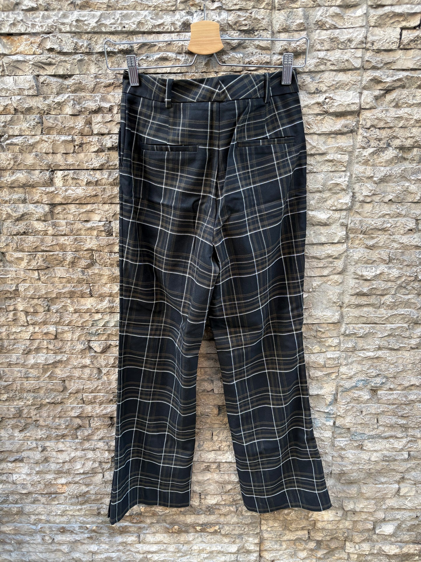 ZARA. Pantalón cuadros botón dorado