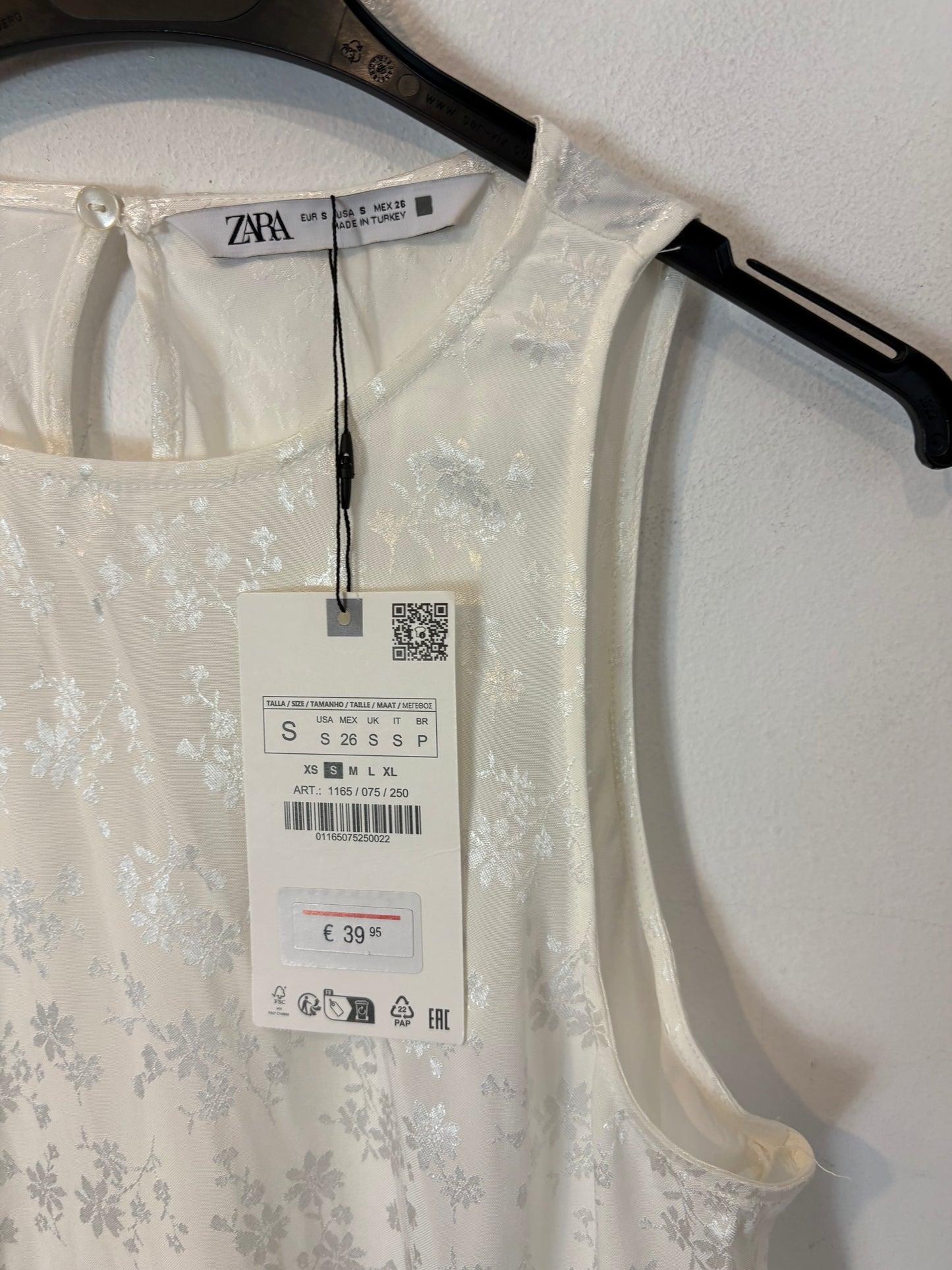 ZARA. Vestido largo blanco detalles satinados