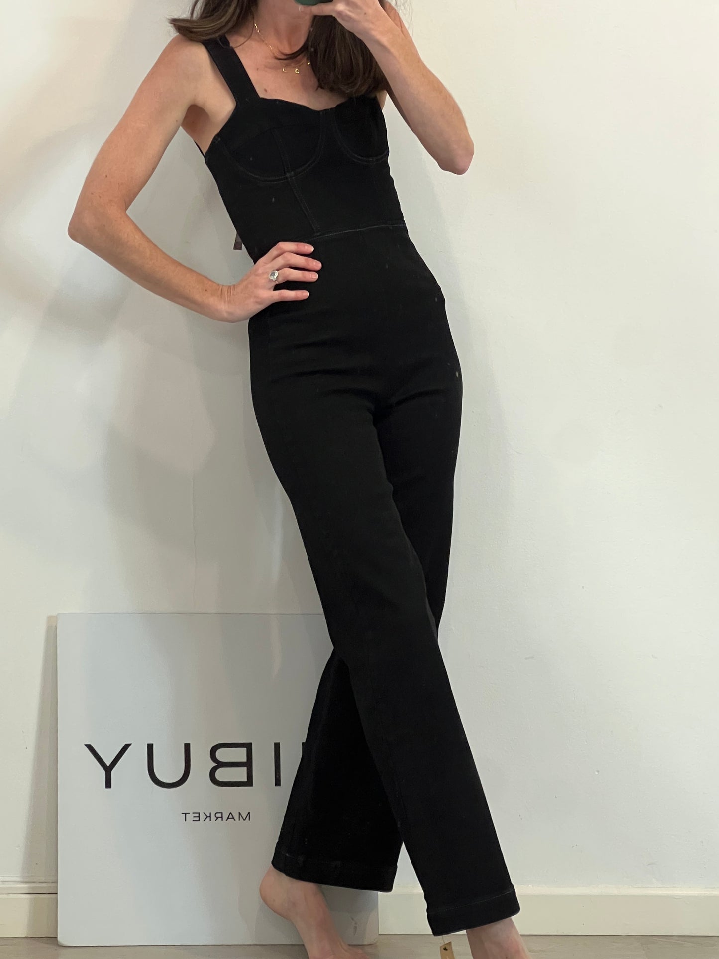 REFORMATION. Mono negro denim