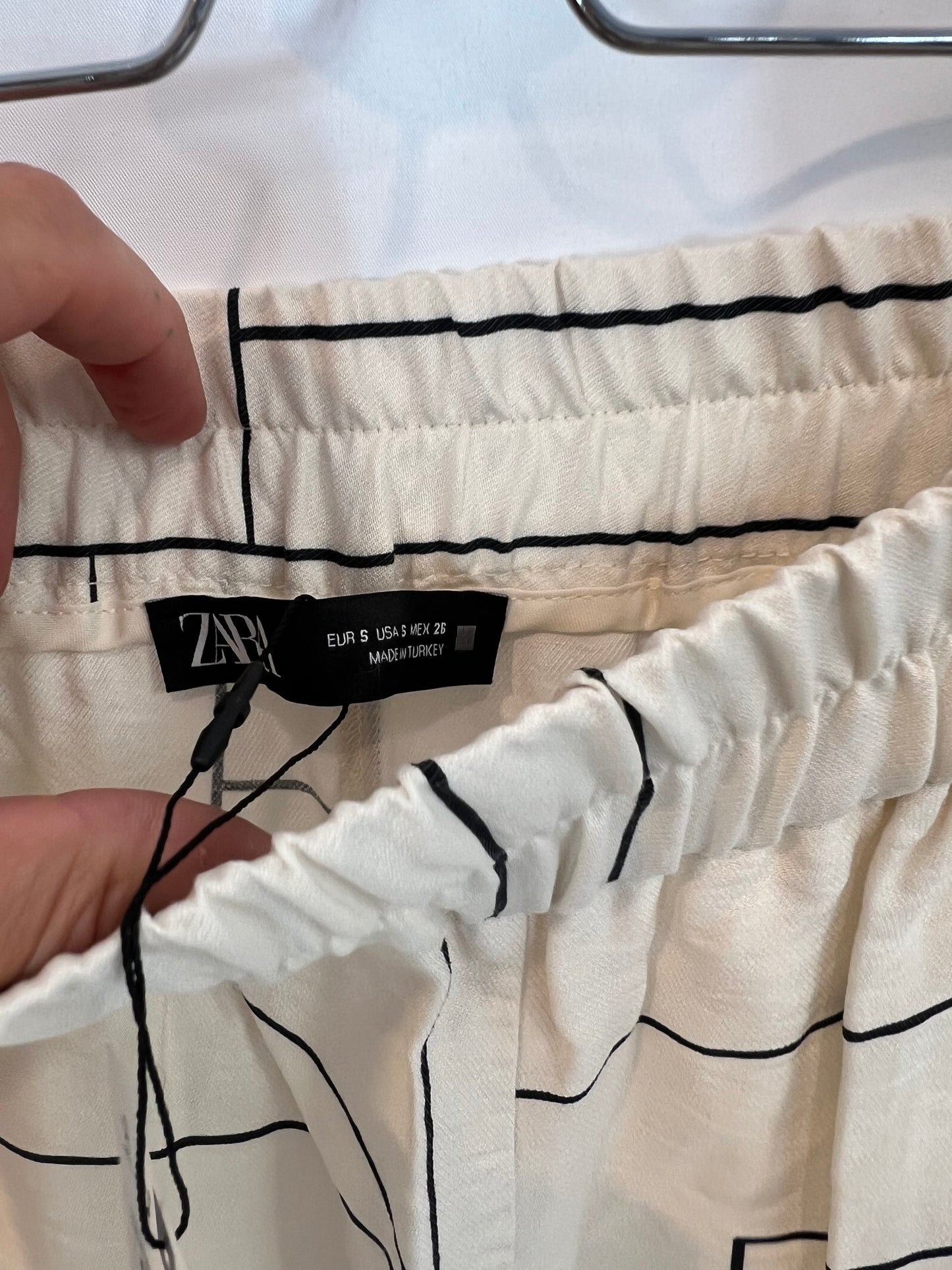 ZARA. Pantalón fluido beige estampado geométrico . T S
