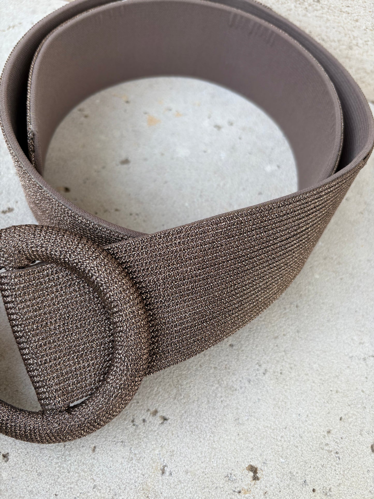 OTRAS. Cinturón ocre semirrígido textura. T L