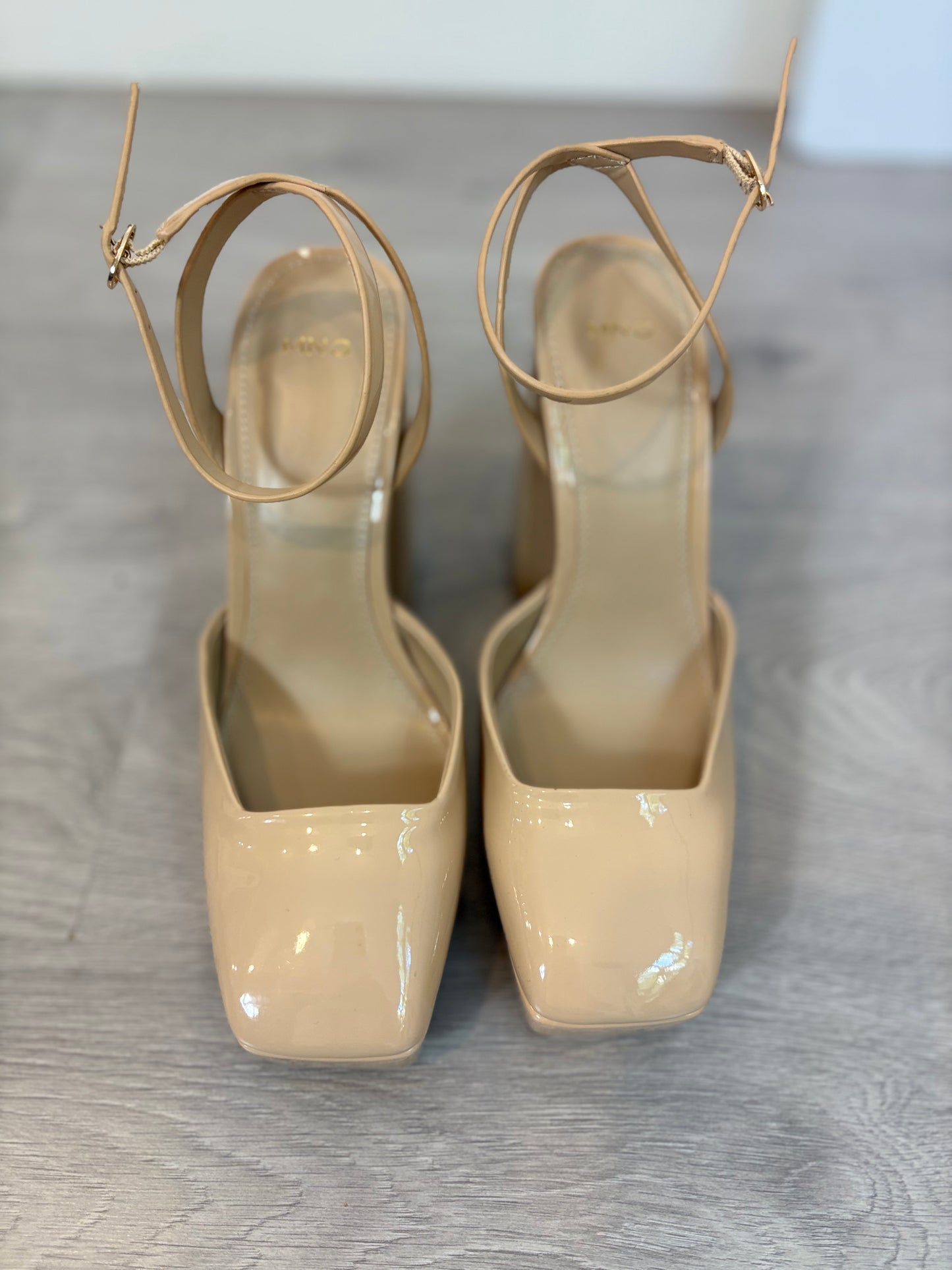 MANGO. Plataforma beige charol T.38