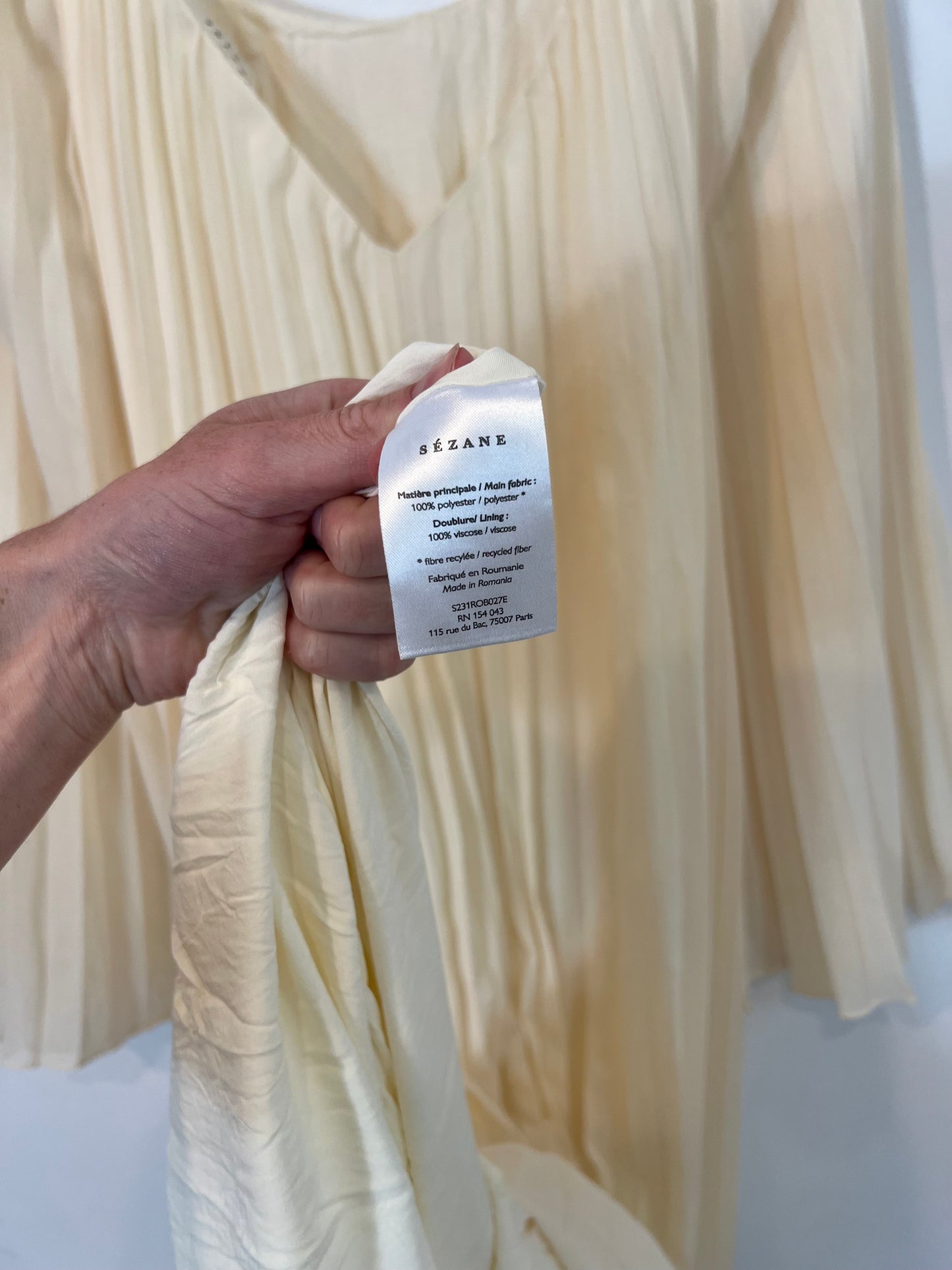 SÉZANE. Vestido plisado beige. T 34