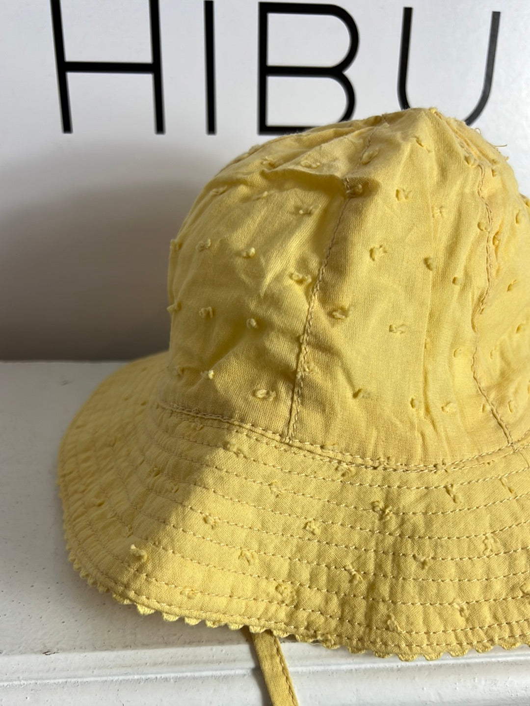 H&M. Bucket amarillo textura. T 6-12  meses