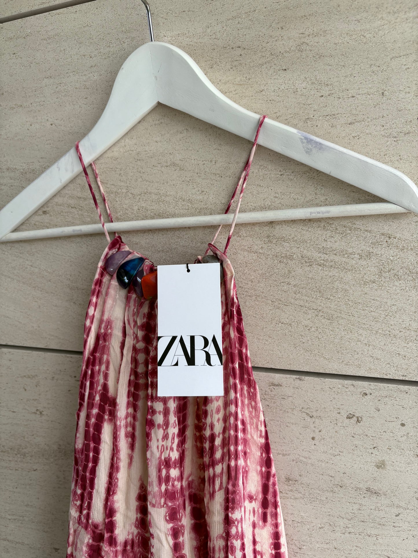 ZARA. Vestido corto detalle escote. T S