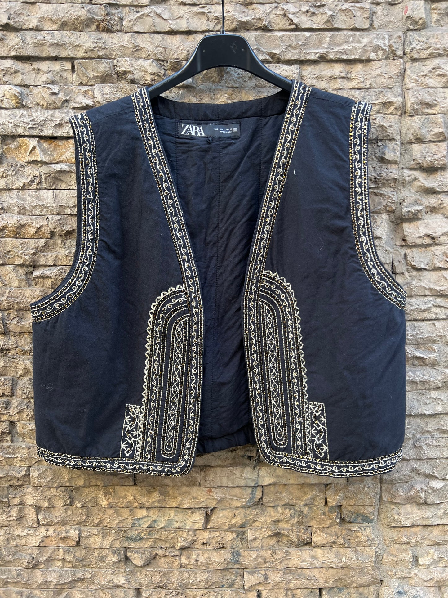 ZARA. Chaleco negro acolchado abalorios. T L