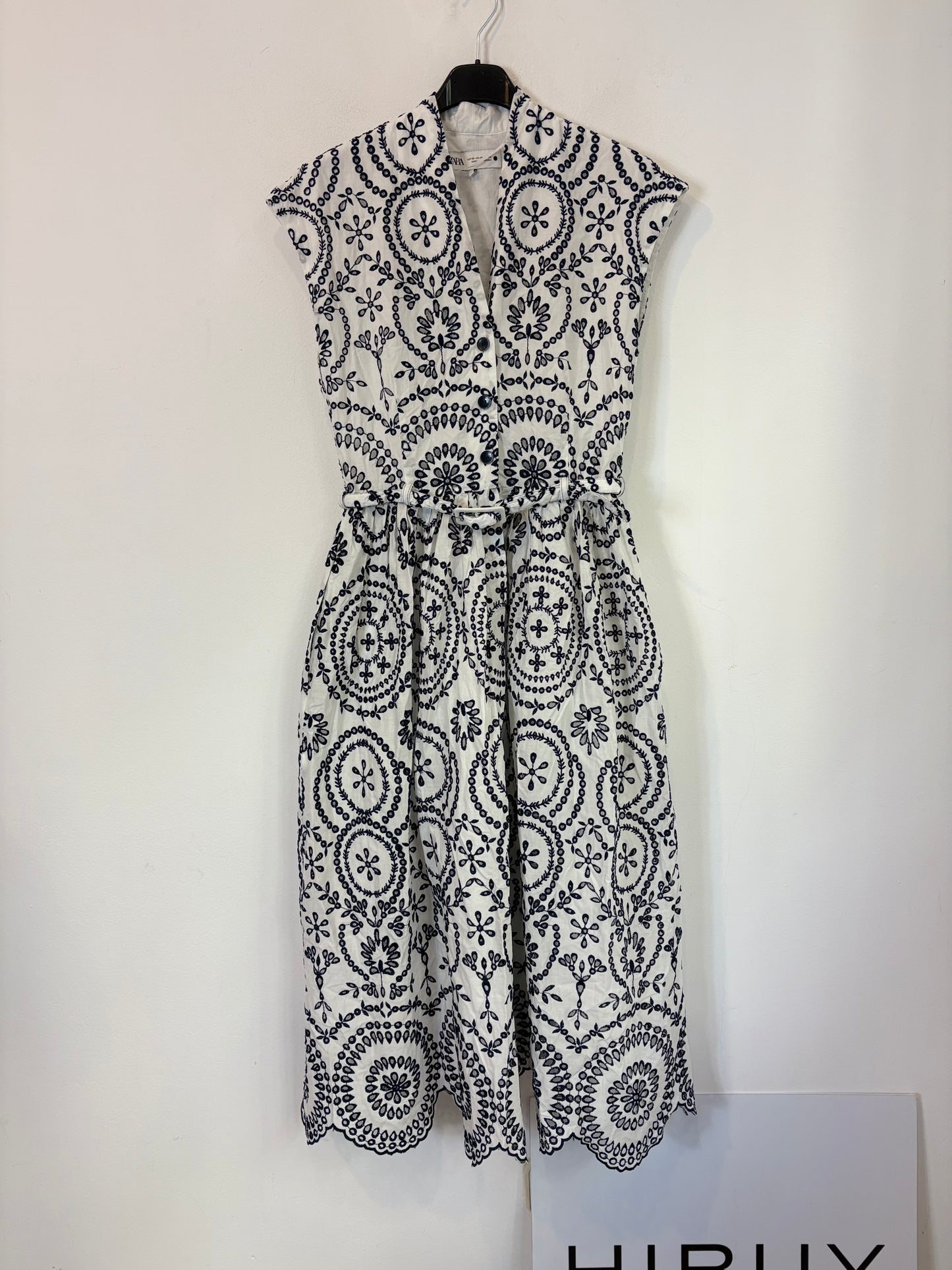 ZARA. Vestido midi blanco bordados