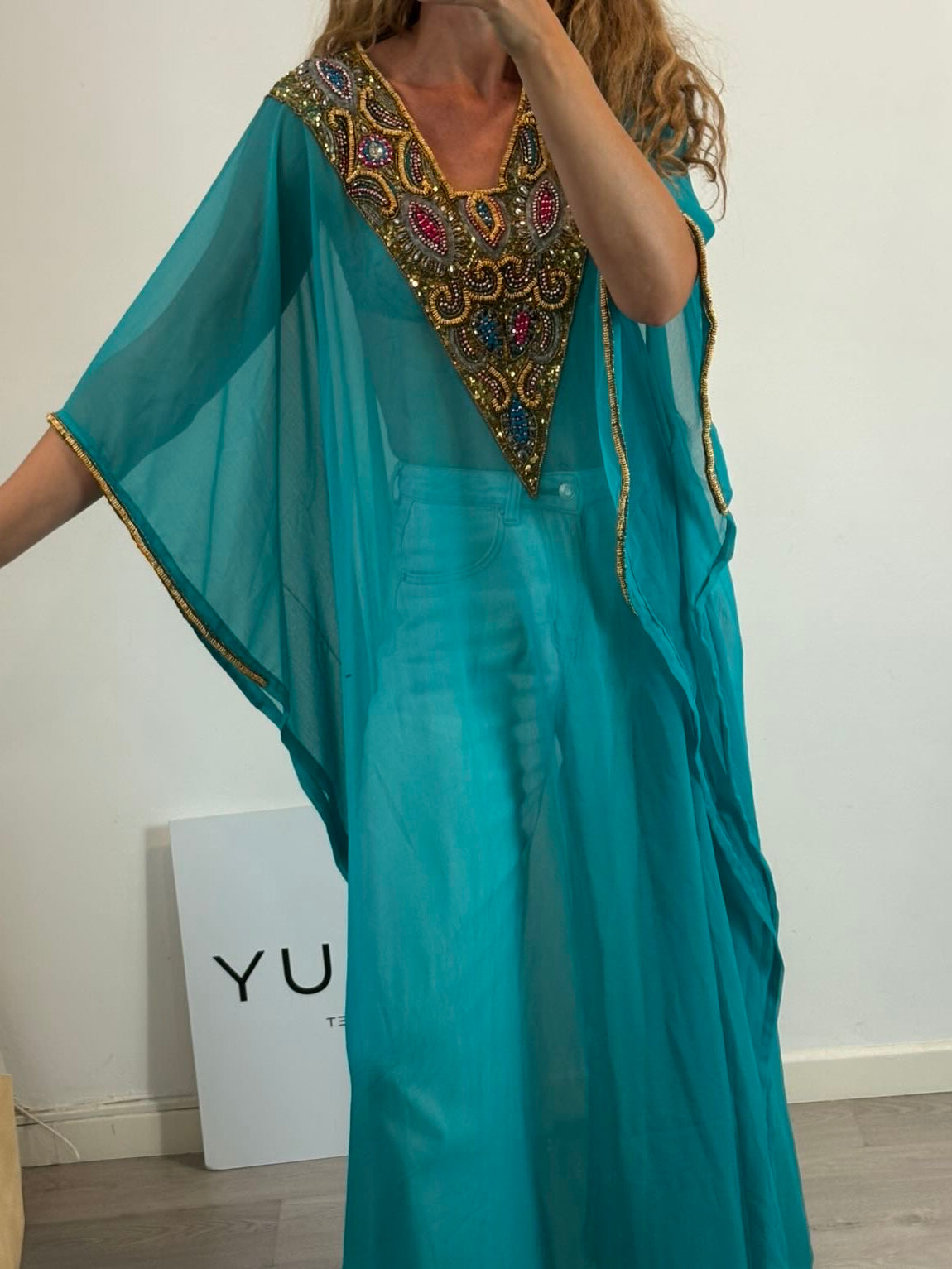 Kaftán azul turquesa escote pedreria