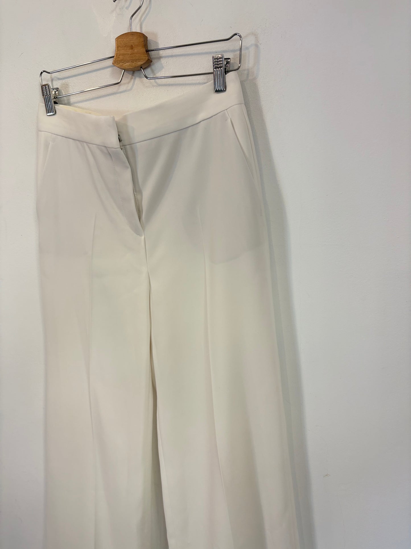 ZARA. Conjunto blanco de chaleco y pantalón