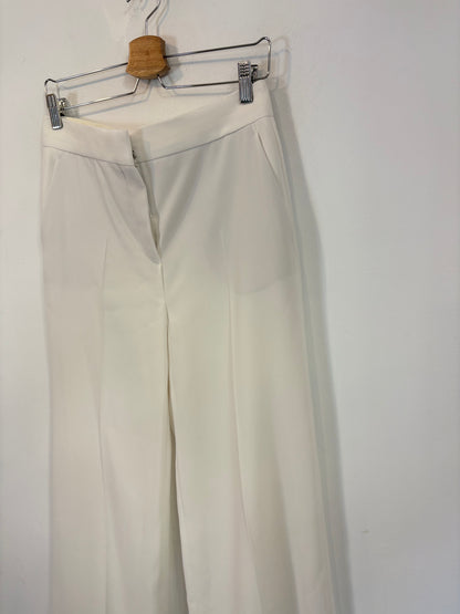 ZARA. Conjunto blanco de chaleco y pantalón
