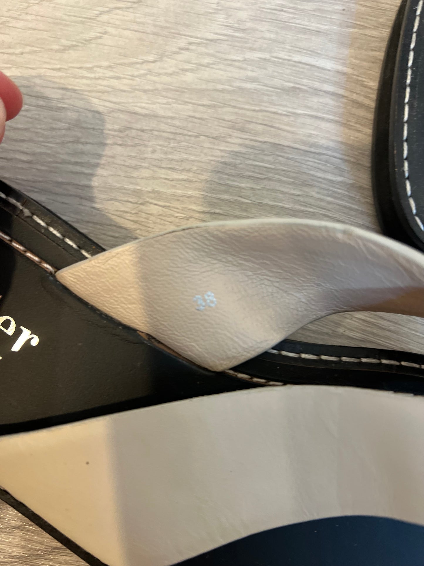 LEGER. Beige sandals, size 38