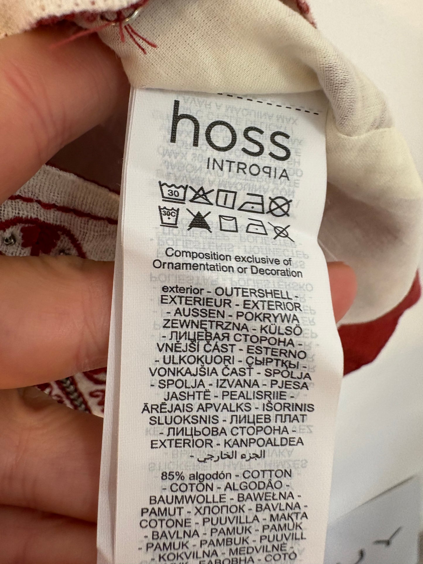 INTROPIA. Conjunto chaleco y falda detalles