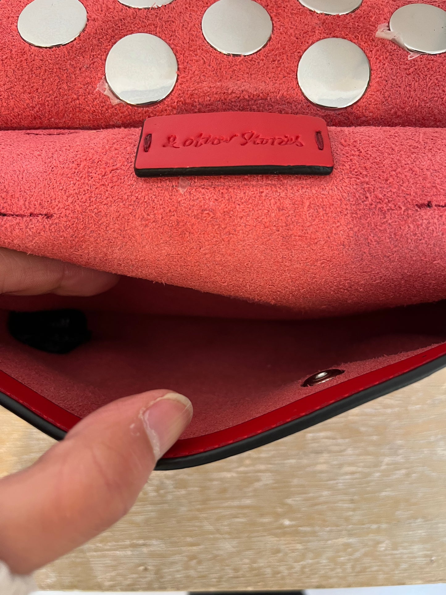 &OTHER STORIES. Riñonera tachuelas