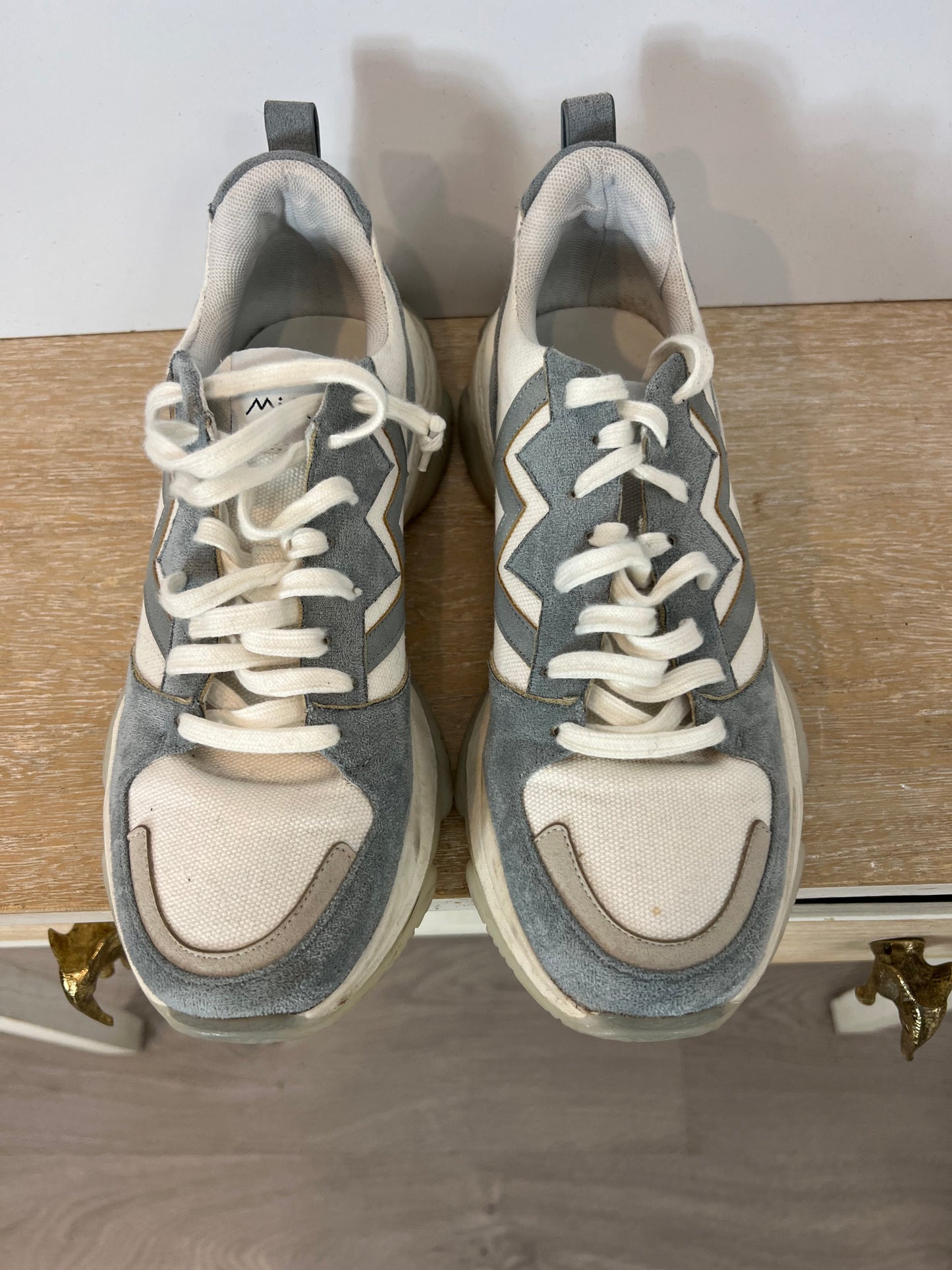 MIM. Zapatillas textura azul claro. T 40