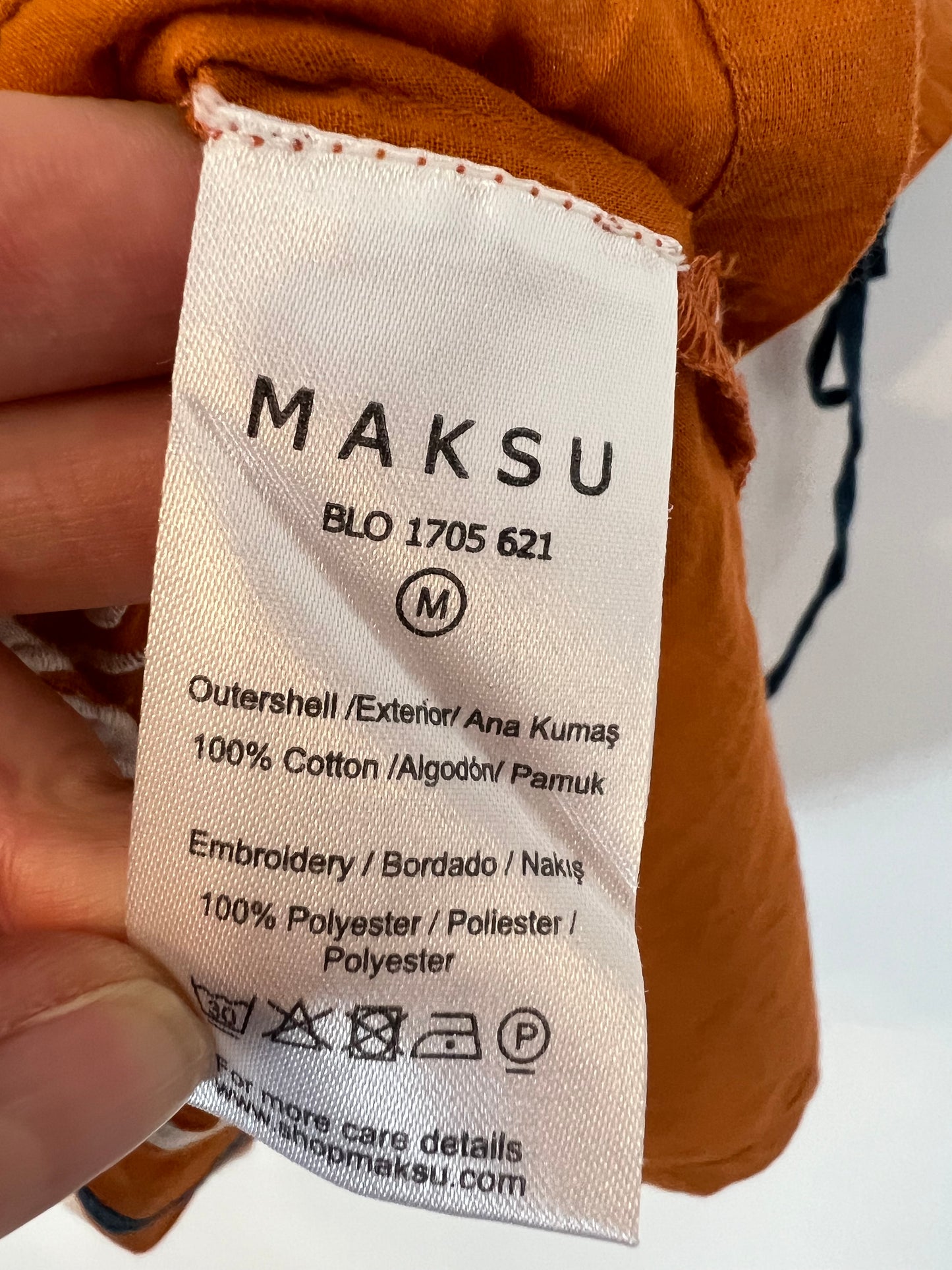 MAKSU. Top caldero bordados. T M