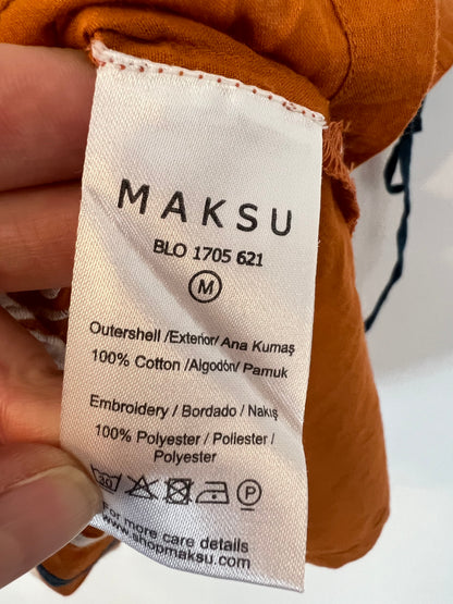 MAKSU. Top caldero bordados. T M