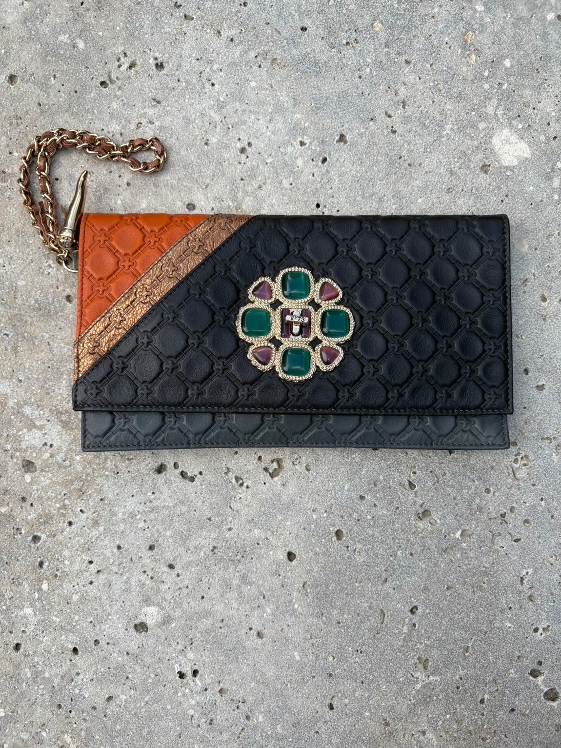 V 73. ELISABETTA ARMELLIN. Pochette de cuero detalle broche