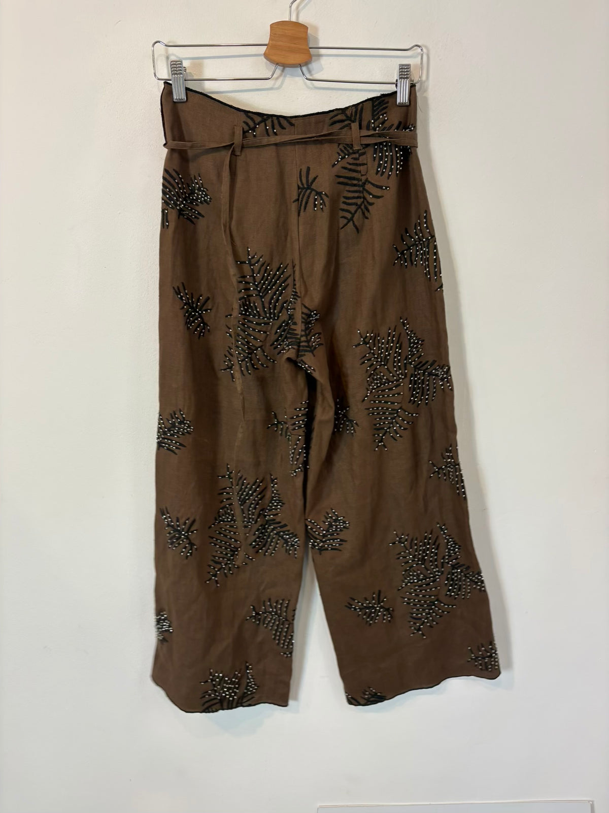 ZARA. Conjunto marrón bordado