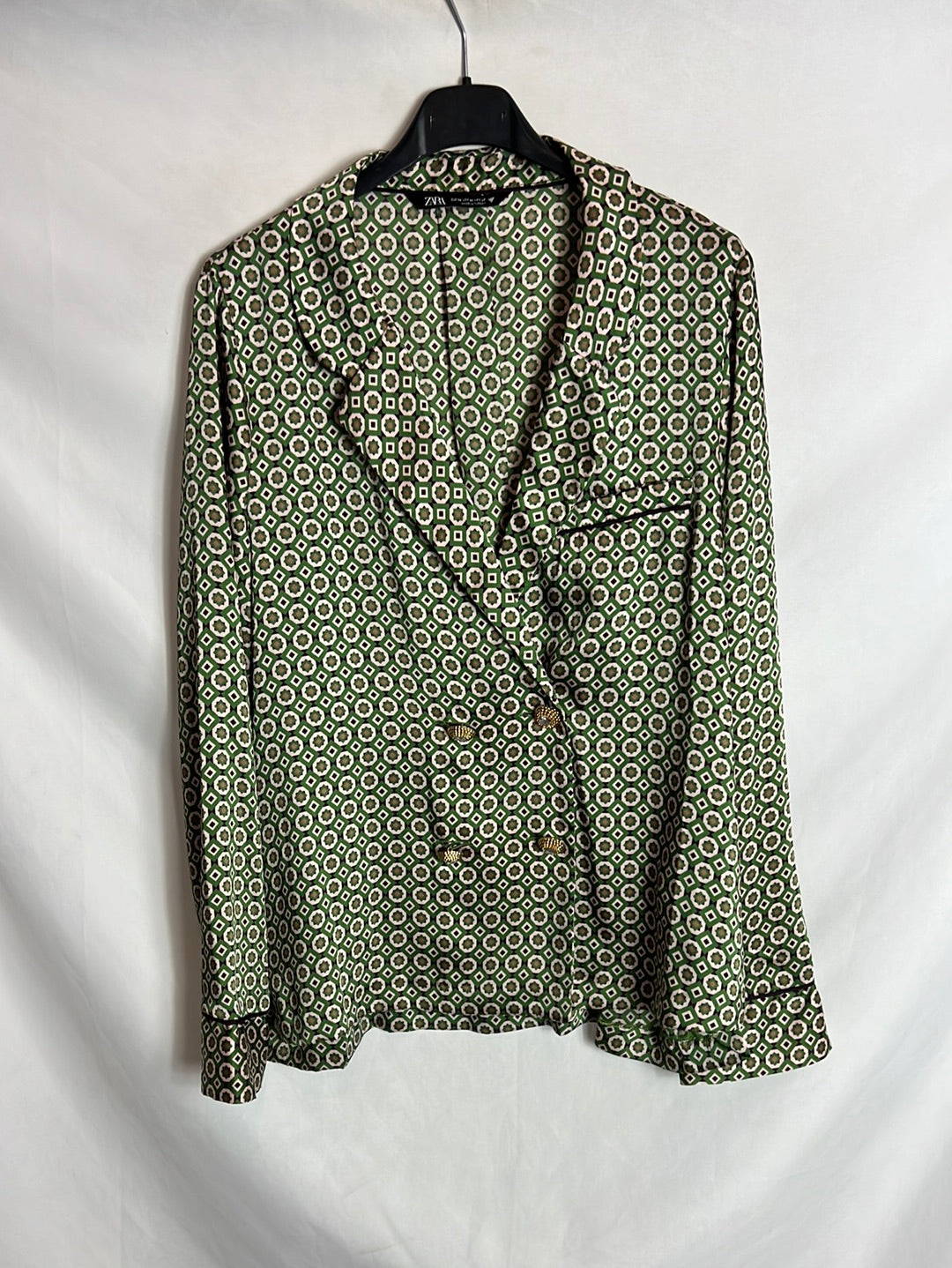 ZARA. Blusa satinada doble botonadura estampada. T M