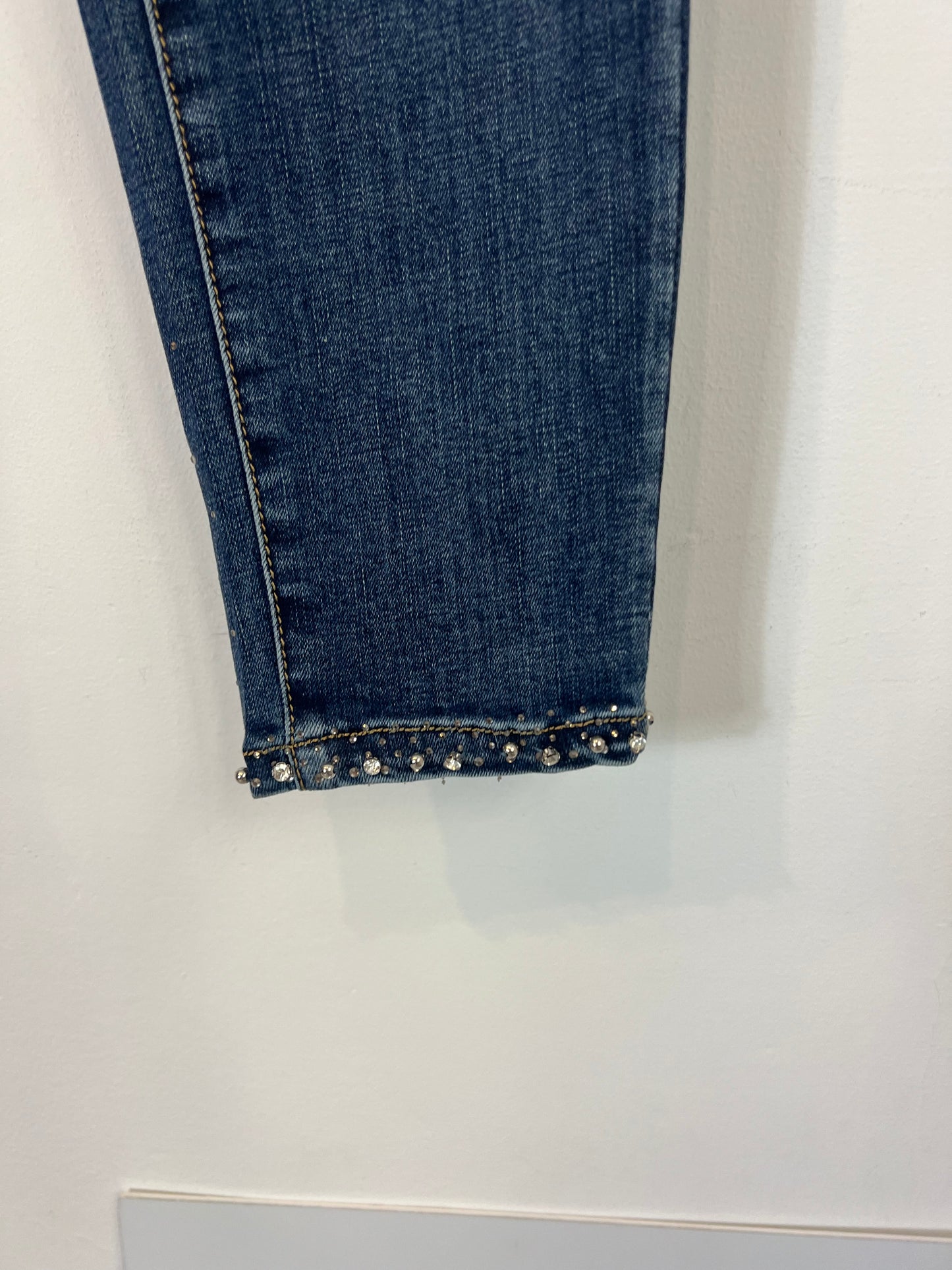 MISS BON BON. Denim pitillo detalle abalorios. T 38