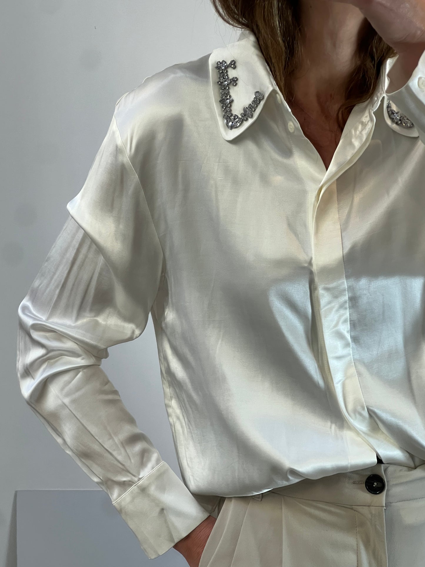 ZARA. Blusa satinada detalle pedrería cuello. T XL