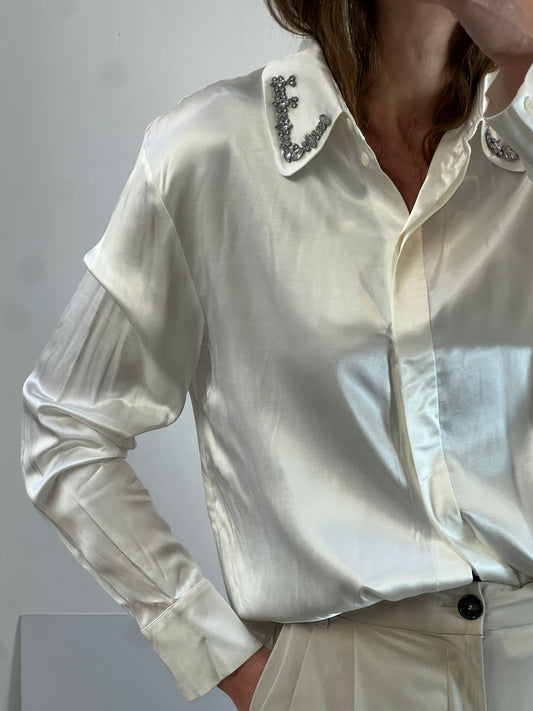 ZARA. Blusa satinada detalle pedrería cuello. T XL