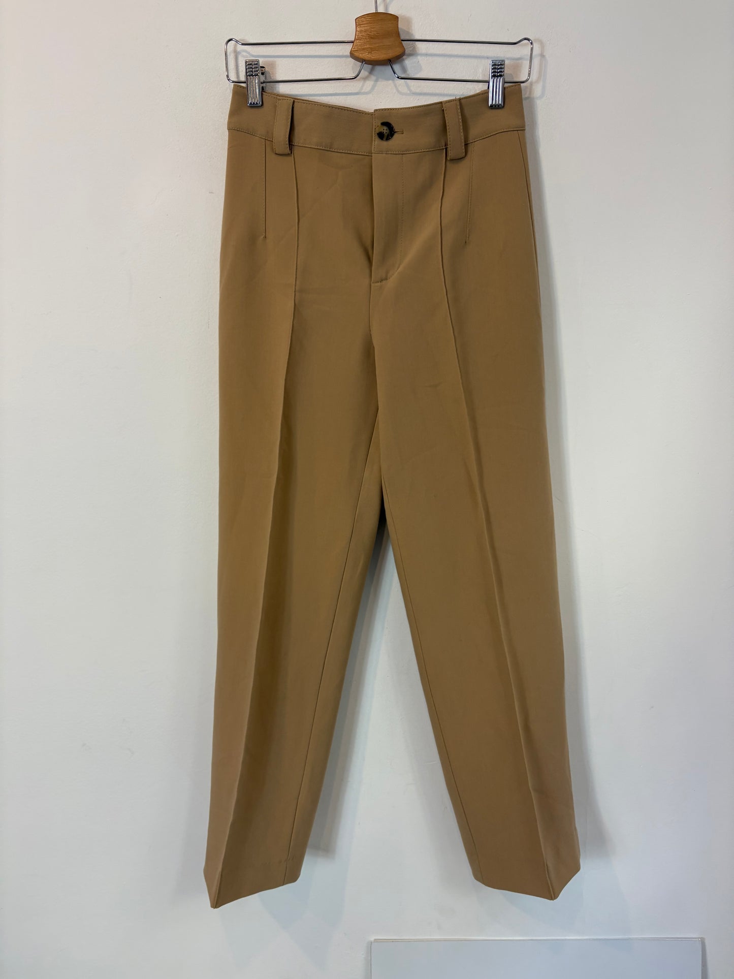 ZARA. Pantalón beige pinzas