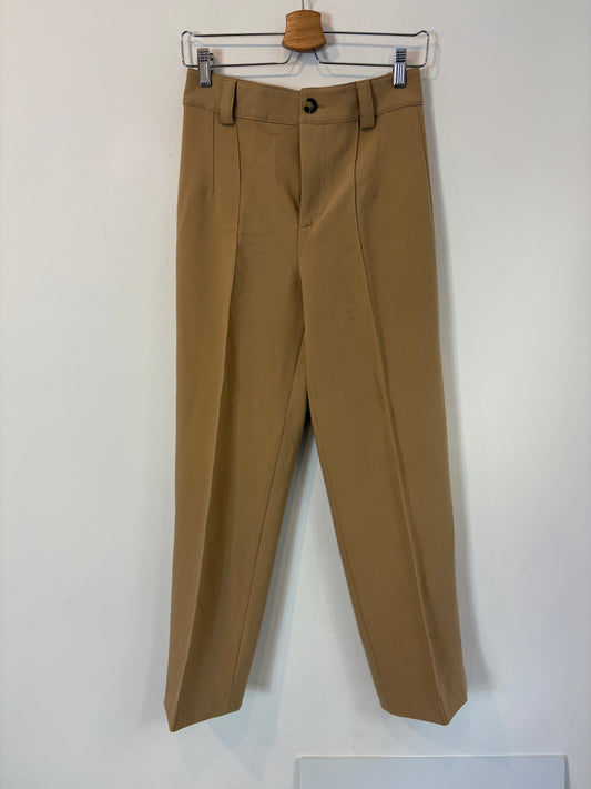 ZARA. Pantalón beige pinzas