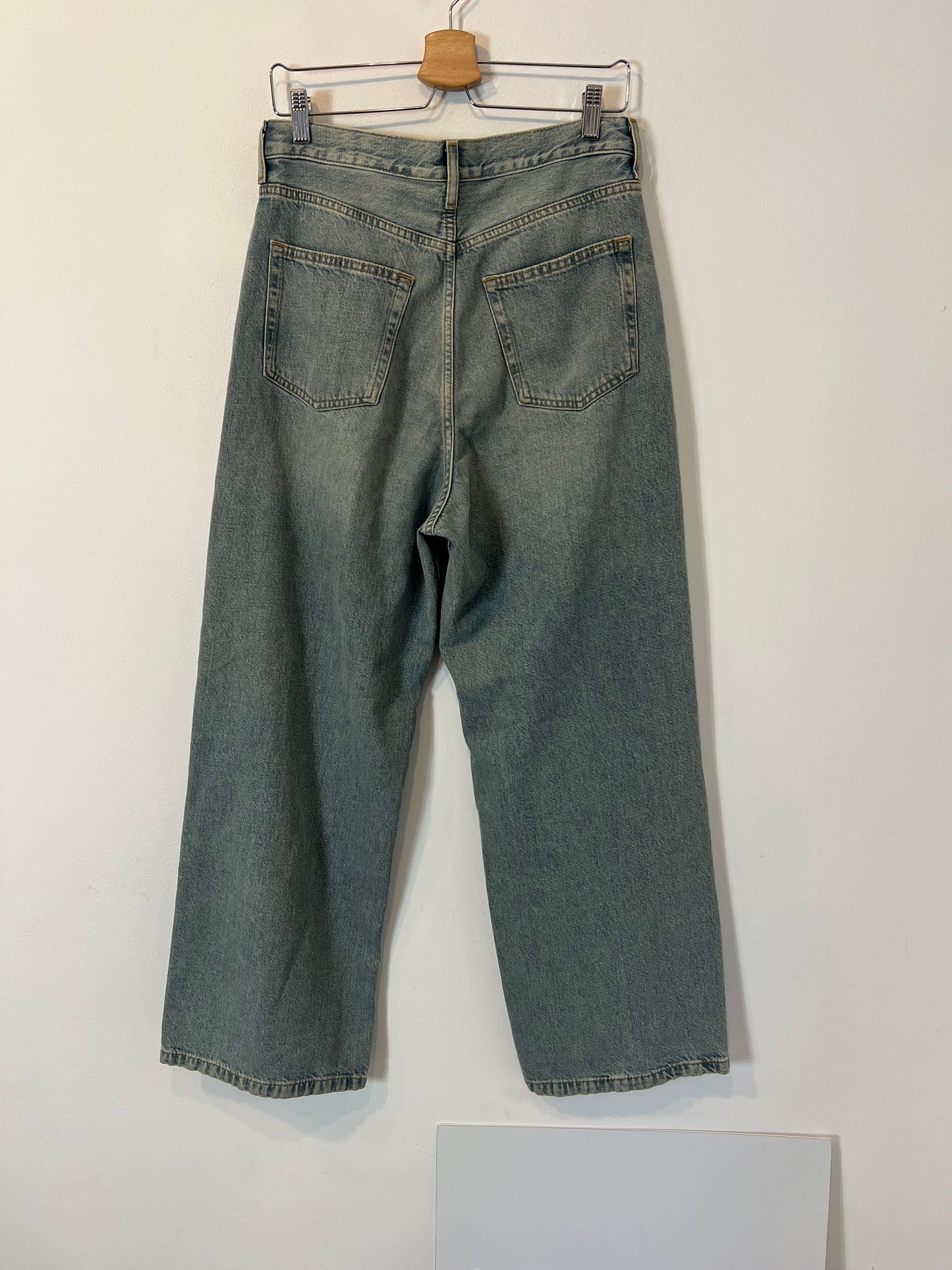 COS. Pantalón denim ancho claro