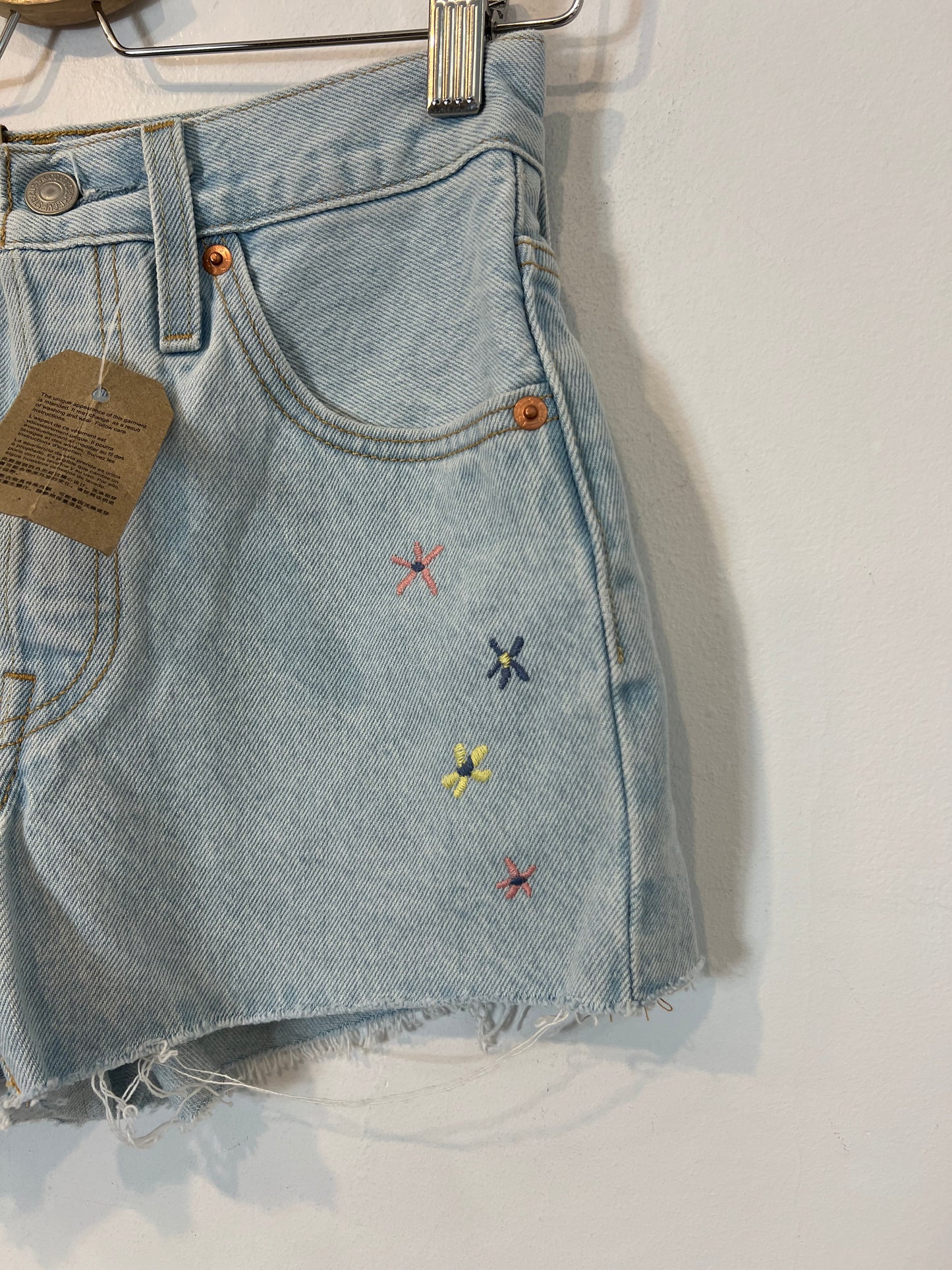 LEVI'S. Embroidered flower shorts T.24(34)