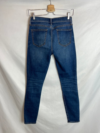 GAP. Mid-rise skinny jeans. Size 34