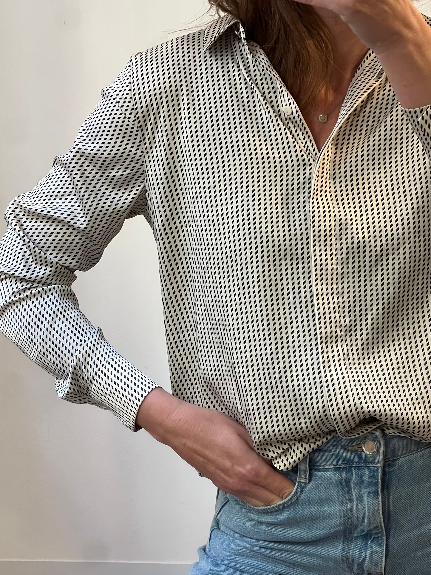 H&M. Blusa satinada beige estampada. T S