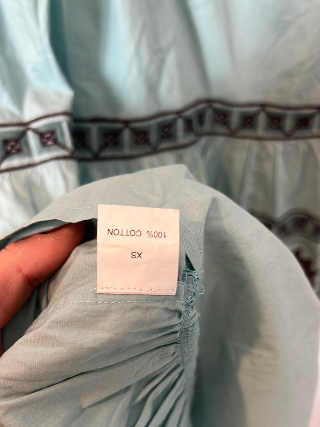 IQ. Falda midi azul claro bordada. T XS (tara)