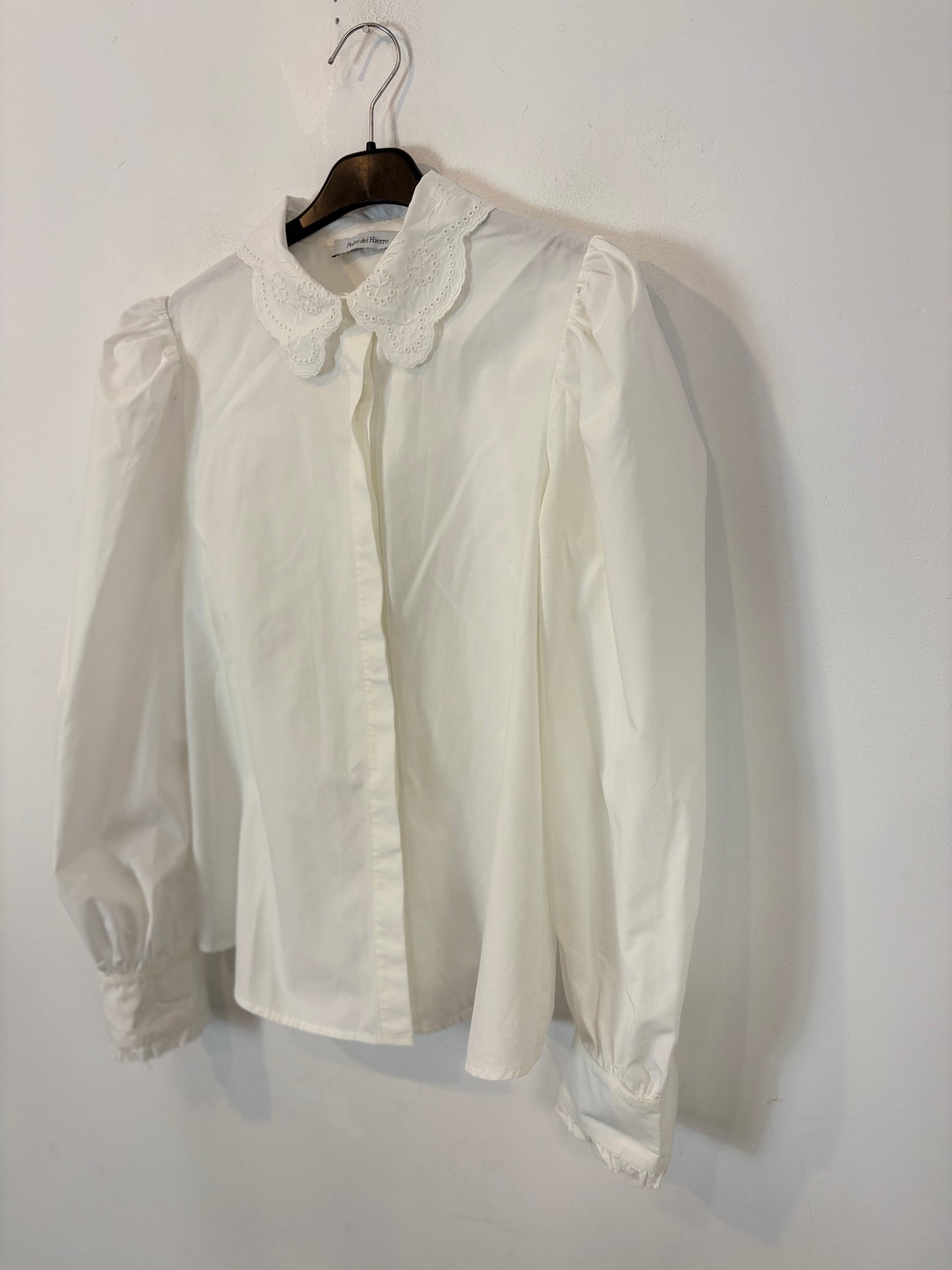 PEDRO DEL HIERRO. Blusa blanca detalle cuello