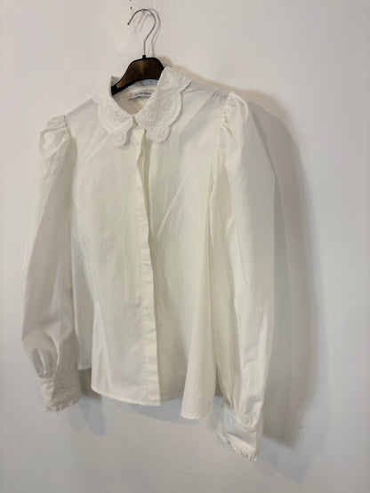PEDRO DEL HIERRO. Blusa blanca detalle cuello