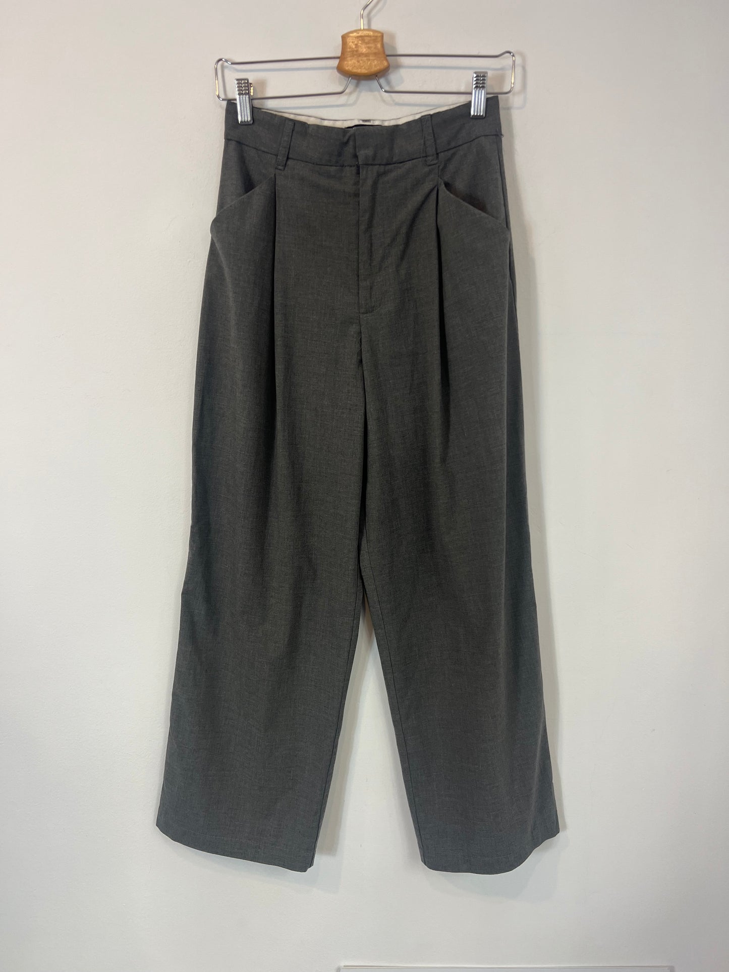 ZARA. Pantalón pinzas gris. T S