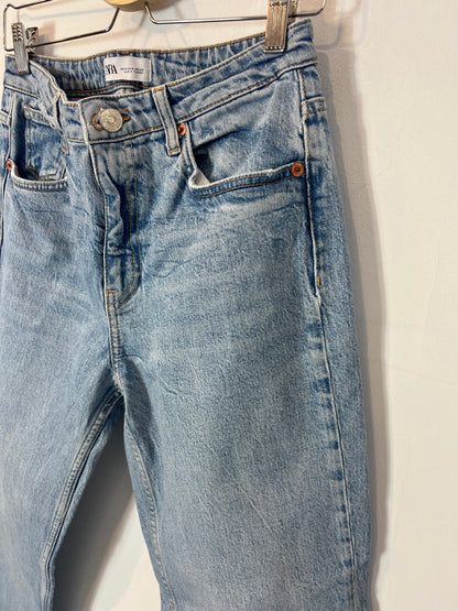 ZARA. Denim estilo mom fit. T 38