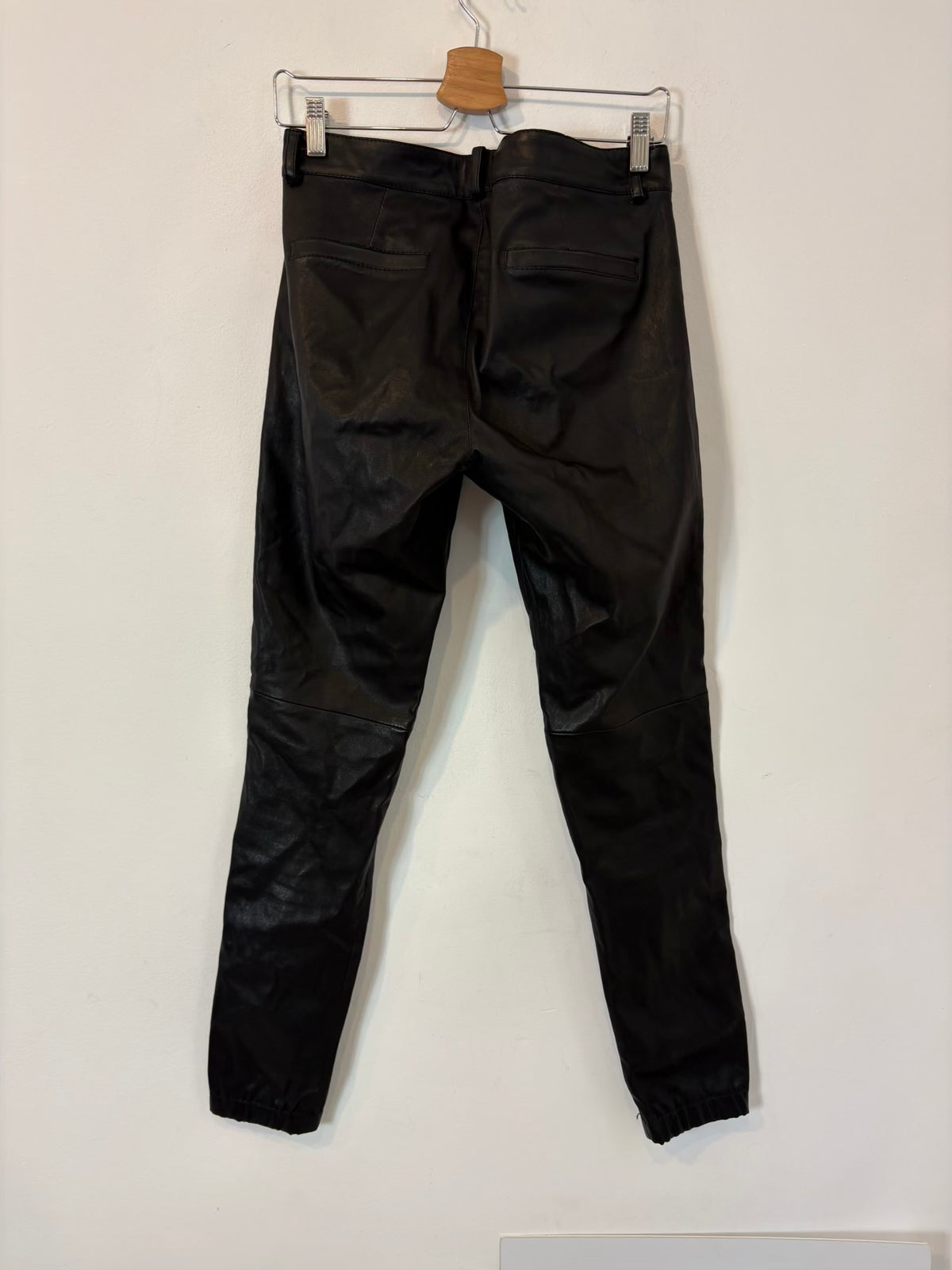 MON&PAU. Pantalón piel negro