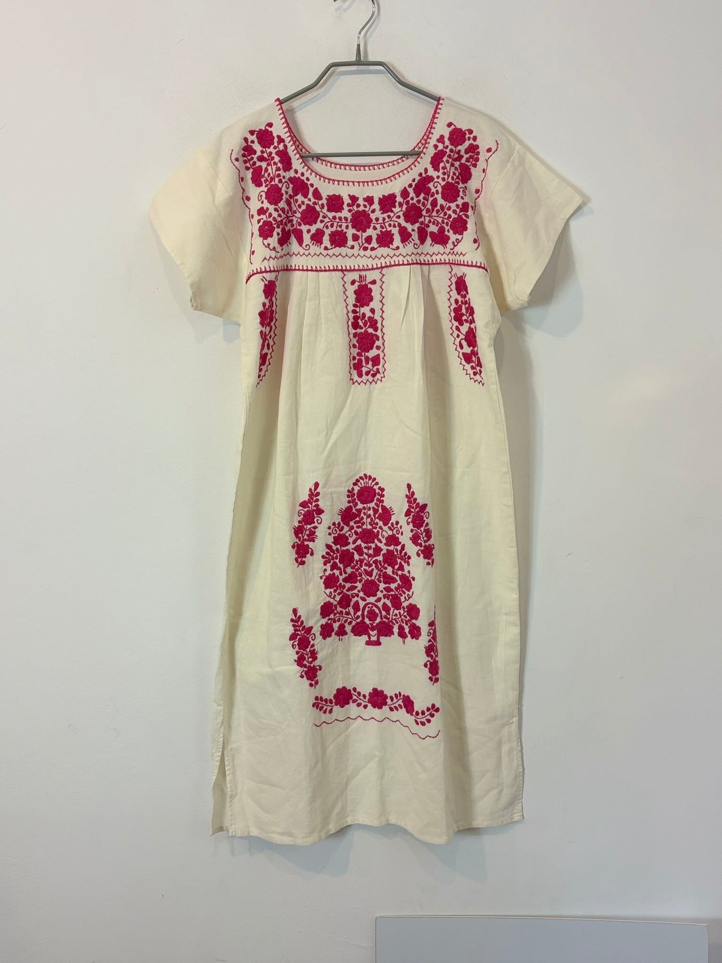 Vestido color crudo bordados fucsia