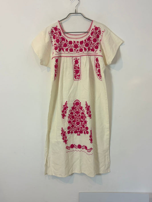 Vestido color crudo bordados fucsia