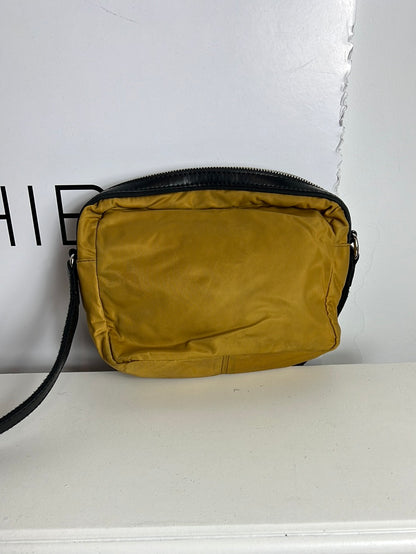 BIMBA Y LOLA. Bolso mini tela mostaza oscuro(Tara)