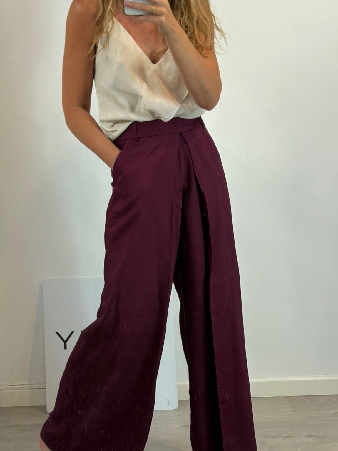 ZARA. Pantalón fluido burgundy pinzas